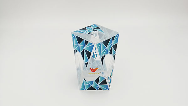 日常生活中的食品包裝盒也能給人柔美、優(yōu)雅、女性、活潑的感覺(jué)